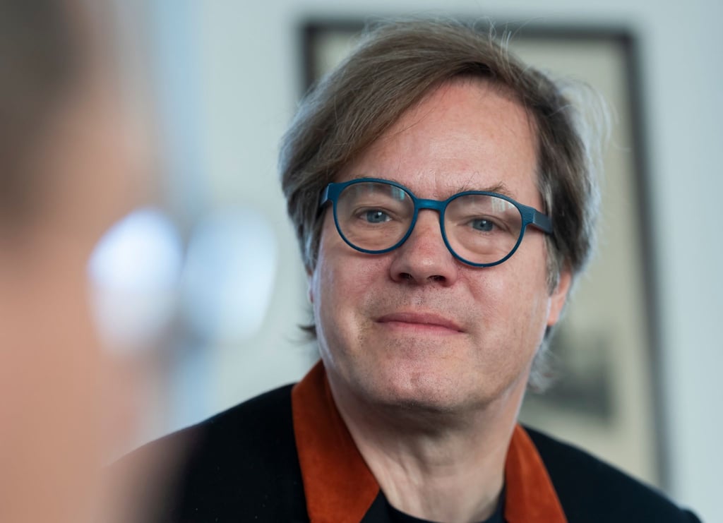 Jan Vogler gibt ein Interview.