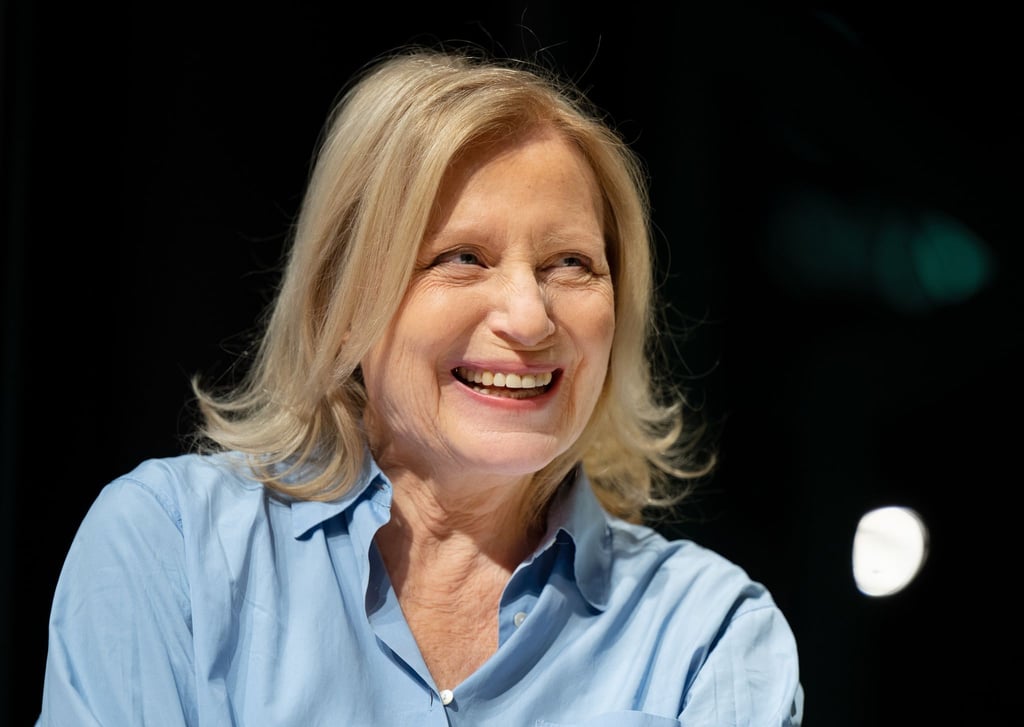 Maren Kroymann, Schauspielerin und Comedienne, lacht während einer Sendung.