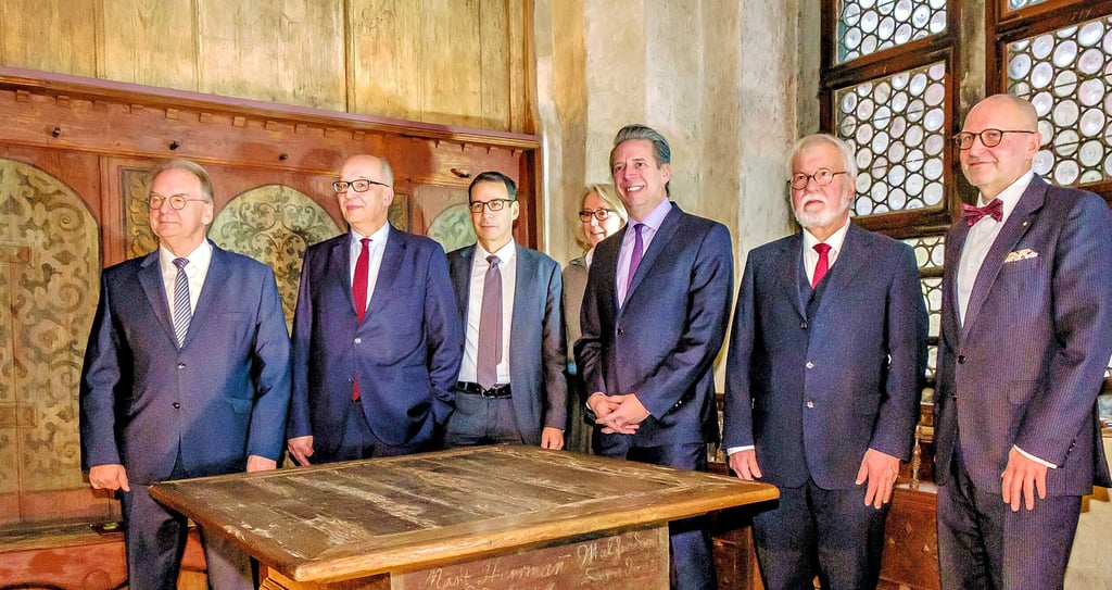 Gruppenbild in der Lutherstube: Der langjährige Direktor der Stiftung Luthergedenkstätten, Stefan Rhein (2.v.l.), am Tag seiner Verabschiedung