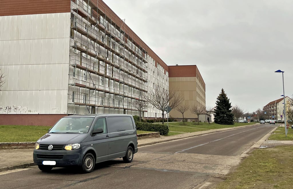 Der Wohnblock mit dem Gerüst in der Otto-Nuschke-Straße 37-41 wird jetzt zuerst saniert. Es folgt der benachbarte Wohnblock mit den Nummern 42-46.