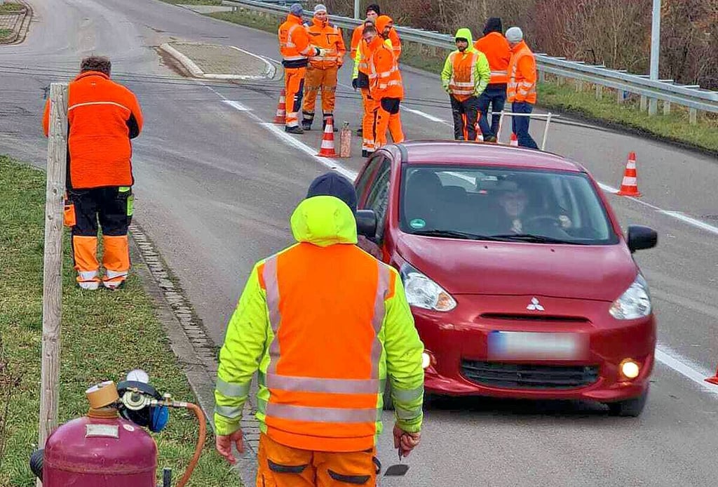 Fahrbahnmarkierer zeichnen auf, wo es im Gewerbegebiet in Großzöberitz langgeht. 