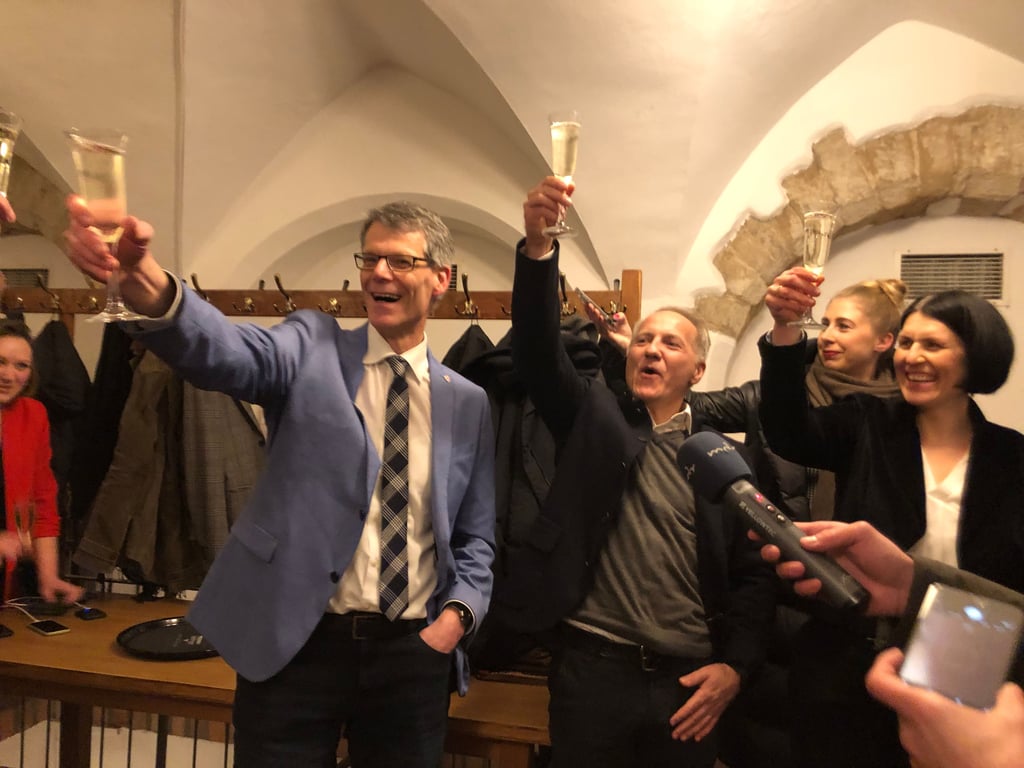 Bürgermeister Egbert Geier, Stadtmarketingchef Mark Lange und Sabine Odparlik, Fachbereichsleiterin Wirtschaft (v.l.), feiern im Brauhaus.