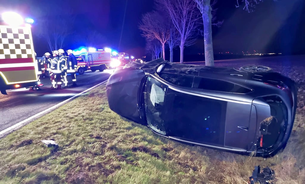 Am Montagabend wurden drei Personen bei einem Unfall auf B180 bei Aschersleben verletzt.