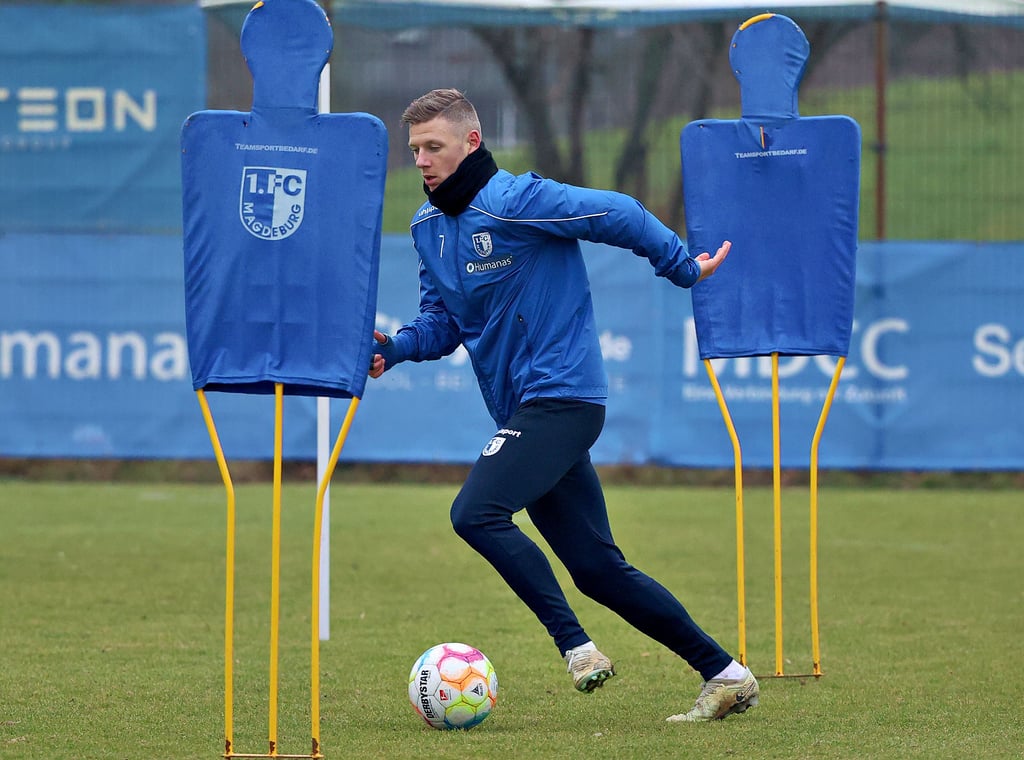 War bei seiner ersten Trainingseinheit beim 1. FC Magdeburg bereits fleißig: Maximilian Ullmann. Der Linksverteidiger kommt auf Leihbasis vom Venezia FC.