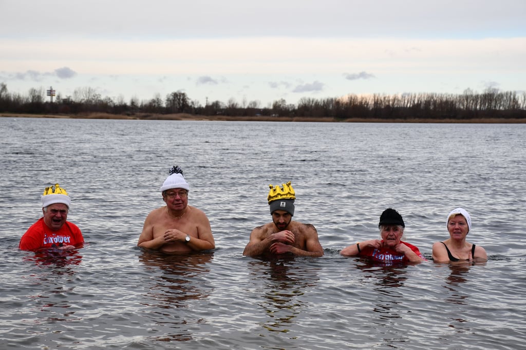 Die Magdeburger Eisröwer treffen sich regelmäßig zum Eisbaden im Neustädter See.