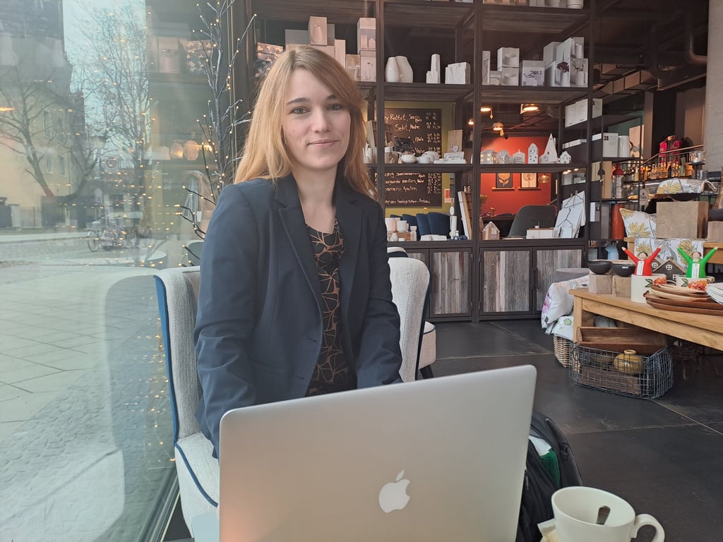 Marie Wölfer beim Gespräch in Magdeburg: Die 30-Jährige hat ihre Doktorarbeit zum Wirkprinzip von Ketamin als Mittel gegen Depressionen geschrieben.