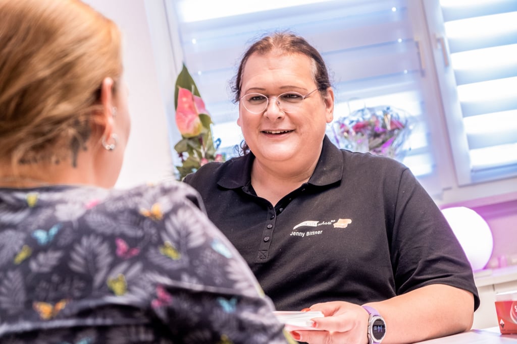 Sie wurde als Mann geboren, nun ist sie eine Frau. Sie kämpfte gegen die Krankenkasse und das Jobcenter und für ein ganz normales Leben. Mit 51 Jahren und eigener Logopädie-Praxis im Harz ist Jenny Bittner jetzt am Ziel.
