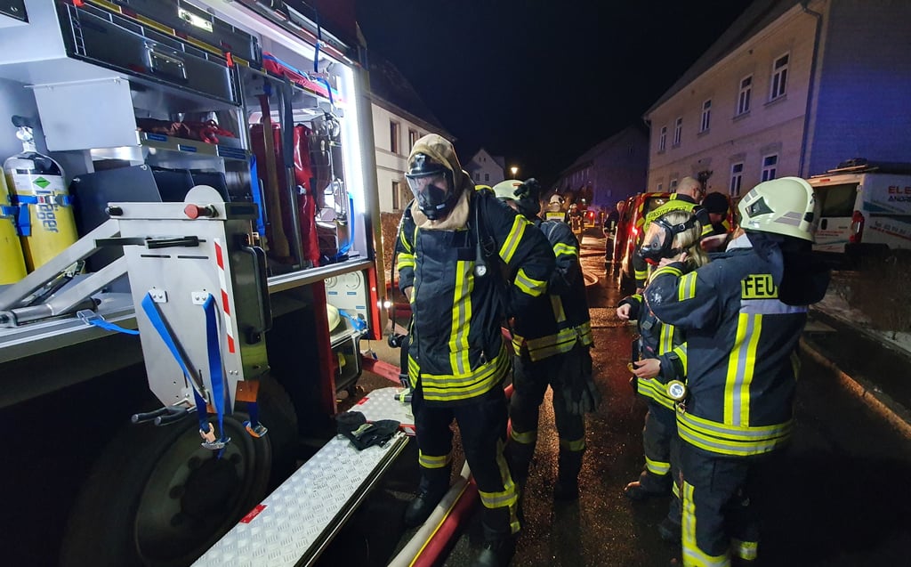 Ein weiterer Atemschutztrupp bereitet sich auf den Einsatz vor.