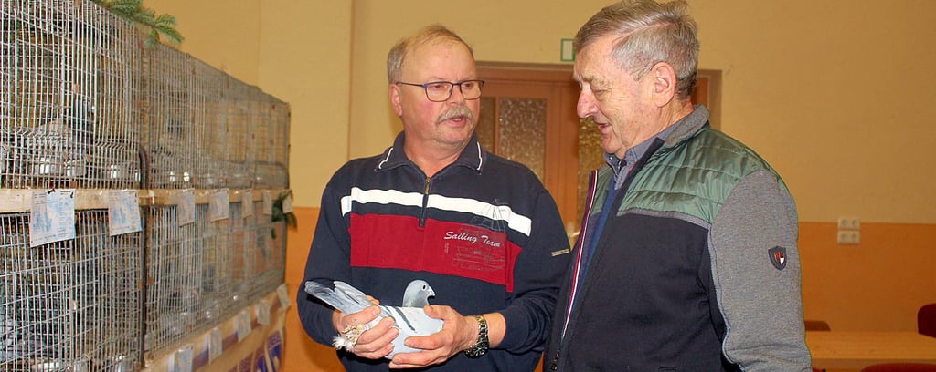 Solch eine Siegerschau eignet sich immer zum Fachsimpeln über die Tauben. So kamen auch Manfred Lohse (links) und Günther Thamm rege ins Gespräch.