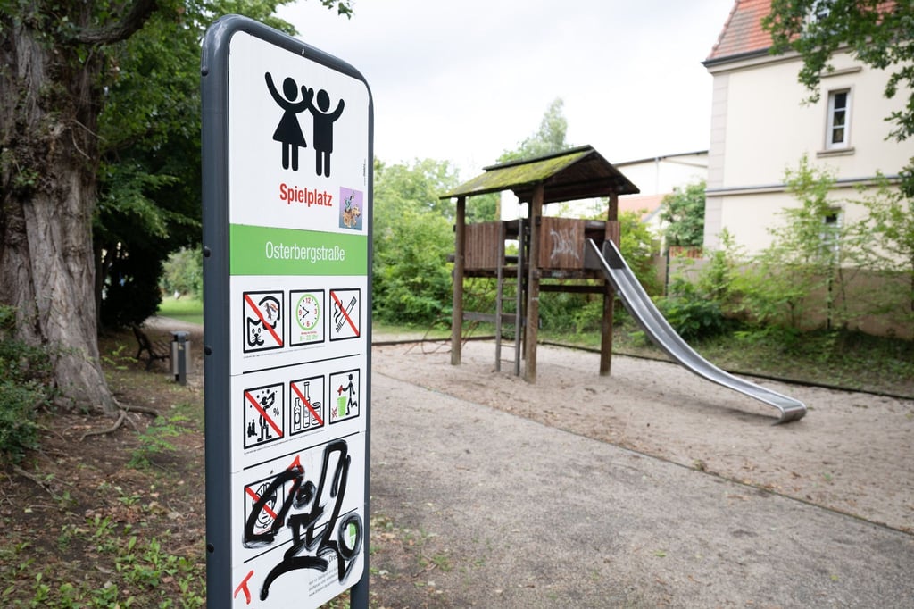 Schmierereien auf einem Spielplatz.