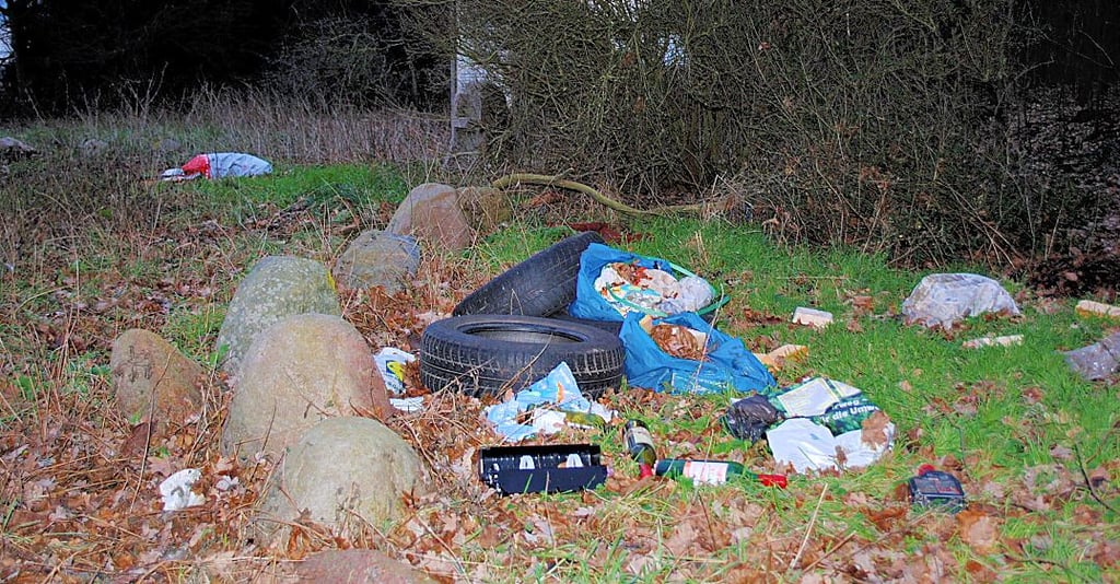 An der Straßengabelung der L15 zwischen Kläden und Garlipp in Richtung Schäplitz türmt sich in diesen Tagen der Müll.