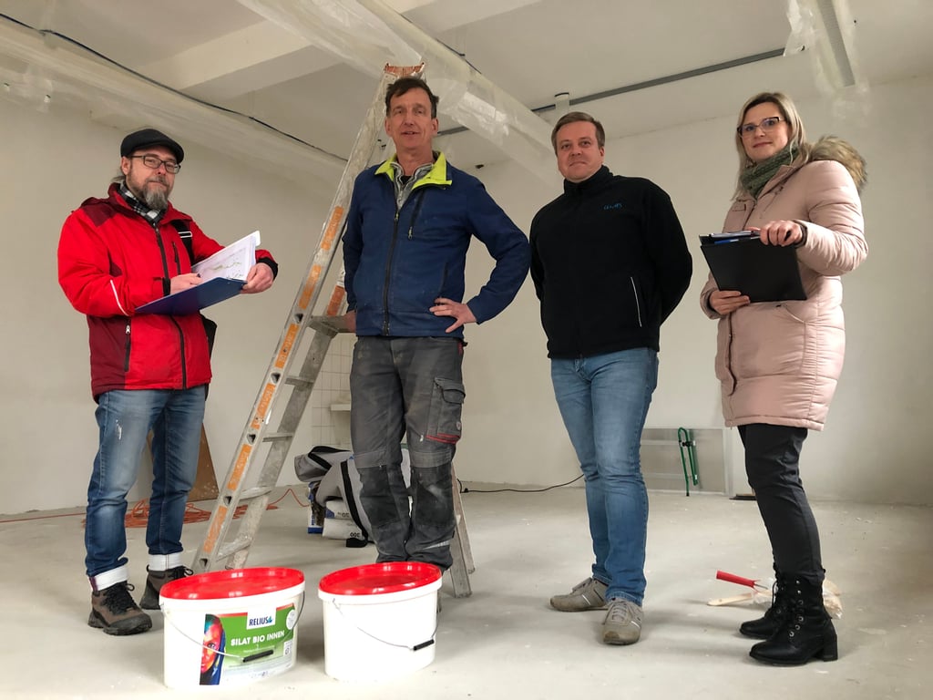 In der Grundschule Teuchern sind die Trockenlegungsarbeiten fortgeschritten. Bürgermeister Marcel Schneider (3.v.l.) und Carolin Riesner vom Bauamt begutachten mit Bauleiter Mike Abend (l.) und Kai Dabbert, der die Arbeiten ausführt, einen der Klassenräume.