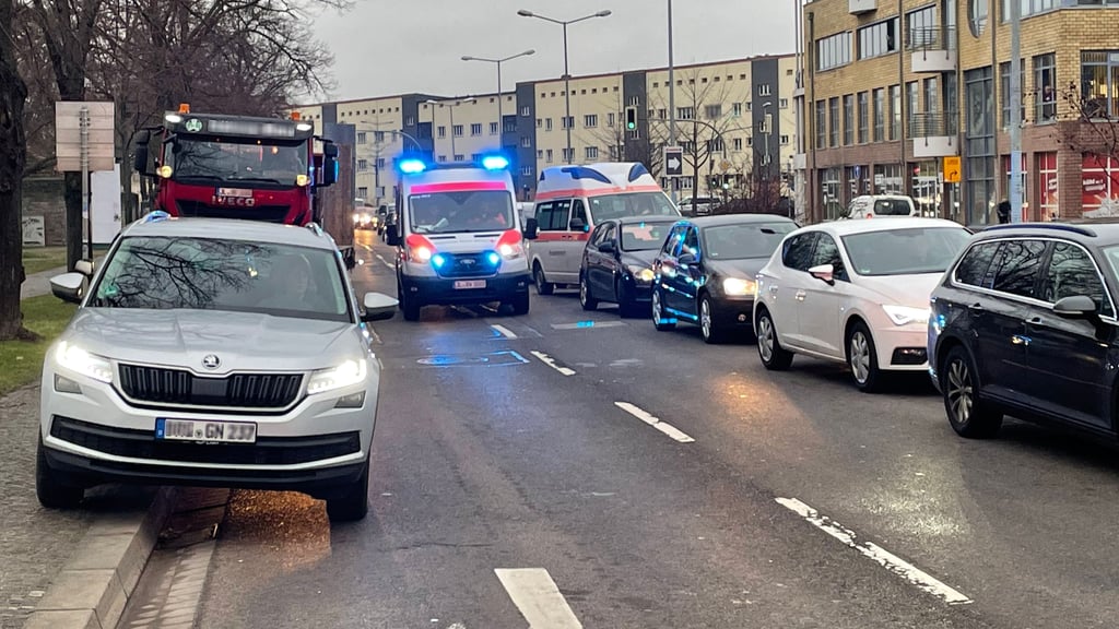Ein Krankenwagen im Einsatz schlängelte sich Montagfrüh durch den Rückstau auf der B1. Autofahrer bildeten möglichst schnell eine Rettungsgasse.