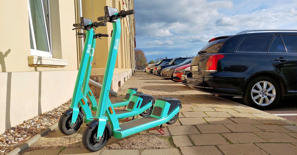 Mintgrüne E-Scooter von Bolt wie hier am Eingang vom Sodawerk waren in ganz Staßfurt verteilt. Zu Spitzenzeiten gab es 120 Roller. Ende Dezember wurden sie vom Betreiber aus der Stadt abgezogen.