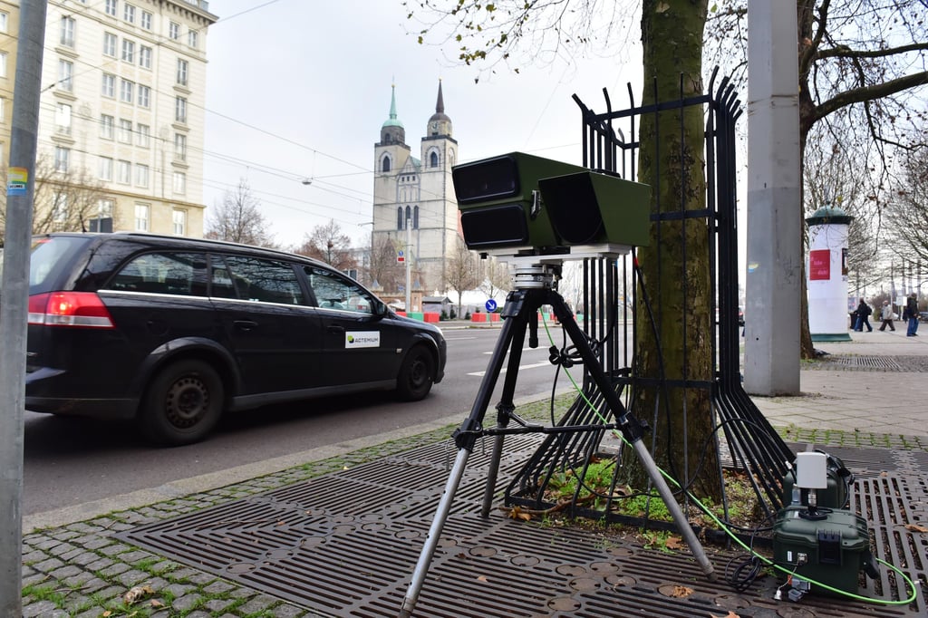 Traditionell zur Zeit des Weihnachtsmarktes steht auf Höhe des Allee-Centers an der Ernst-Reuter-Alle ein mobiler Blitzer der Stadt Magdeburg. 