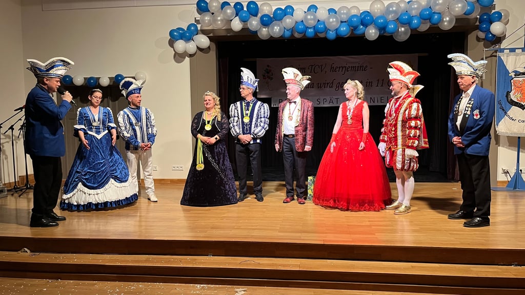 Das Tangermünder Prinzenpaar (von links) mit dem Golzower Heike I. und Dirk I. sowie dem Rathenower Manuela I. und Uwe III. – sowie TCV-Präsident Knut Oldenburg (links) und TCV-Chef Hartmut Thomas.
