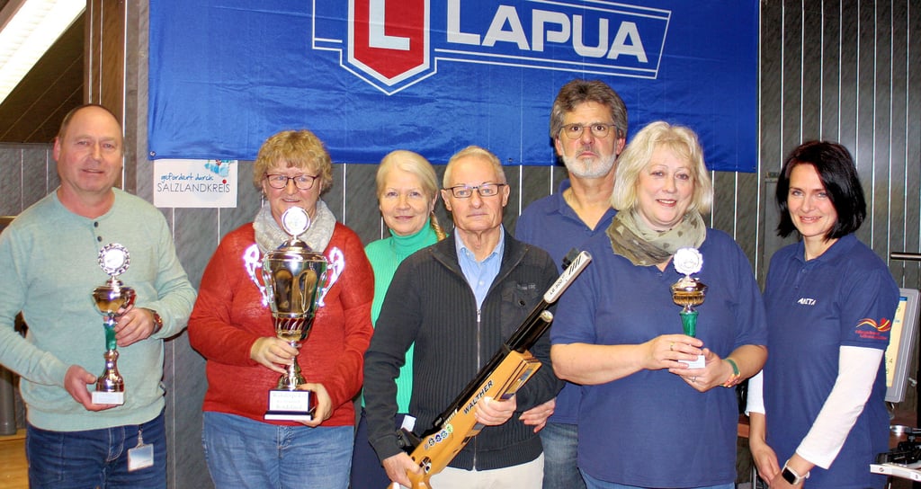 Die Sieger und Platzierten (von links): Thomas Rahms (Eickendorfer Karnevalclub), Jutta Immenroth, Heidi und Werner Schwenke (Laufgruppe Eickendorf), Burkhard und Gabi Bieging, Anita Strandt (Hundesportverein Biere).