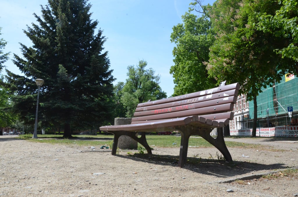 Die alten Bänke und Mülleimer auf dem Mönchskirchhof kommen weg.