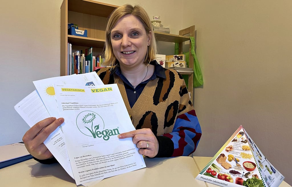 Ernährungsberaterin Christina Geffert zeigt, an welchen Kennzeichen Verbraucher vegane Lebensmittel erkennen können.