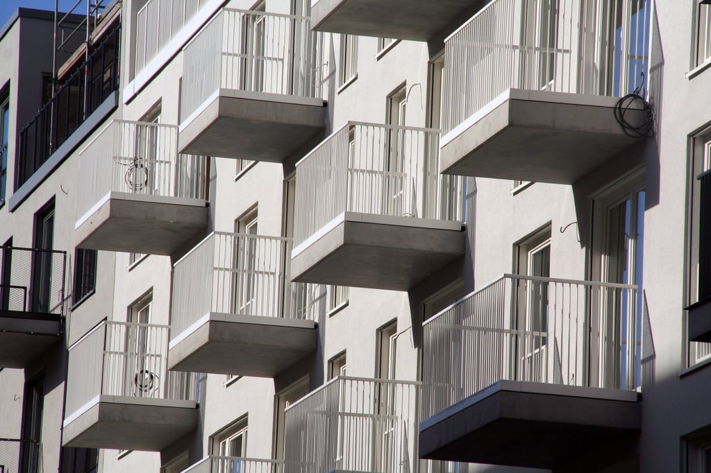 Ein Wohnhaus mit Balkonen.