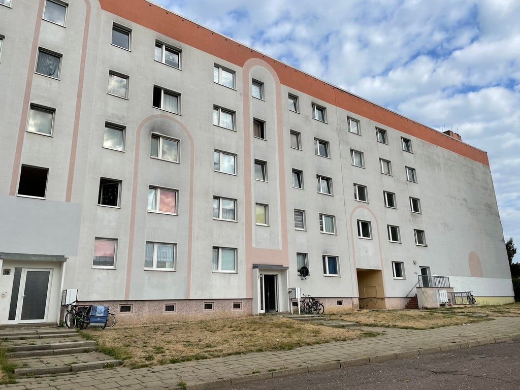 In einem Wohnblock in der Heinrich-Heine-Straße in Wolmirstedt soll sich im Juli 2022 das Tötungsdelikt ereignet haben.