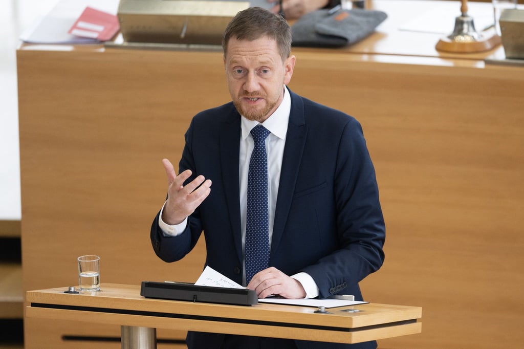 Michael Kretschmer spricht im Plenum in Dresden zu den Abgeordneten.