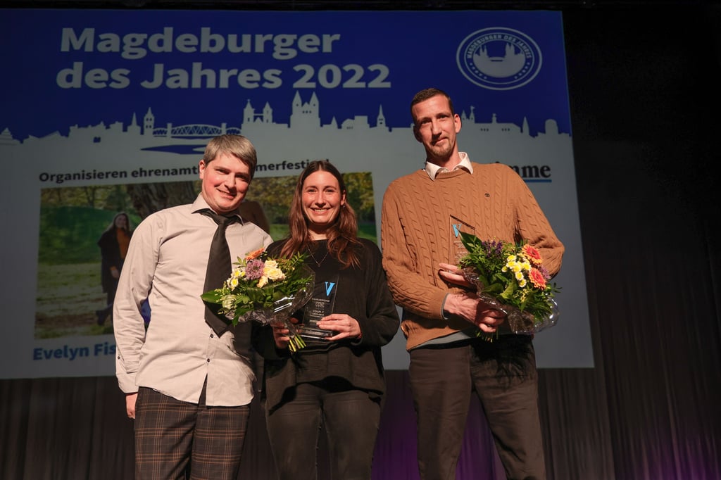 Siebte Sieger beim Magdeburger des Jahres 2022: Evelyn Fischer und Björn Zwernemann (r.) mit Volksstimme-Redakteur Stefan Harter.
