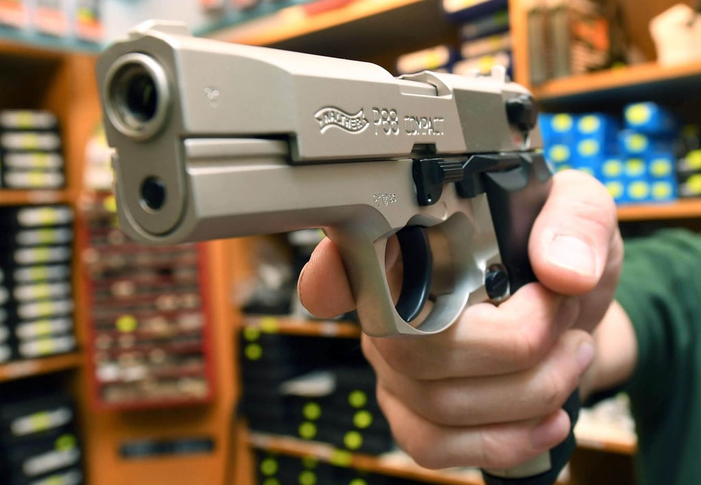 In einem Waffengeschäft wird eine Schreckschusspistole vom Typ Walther P88 Compact Kaliber 9mm PAK gezeigt.