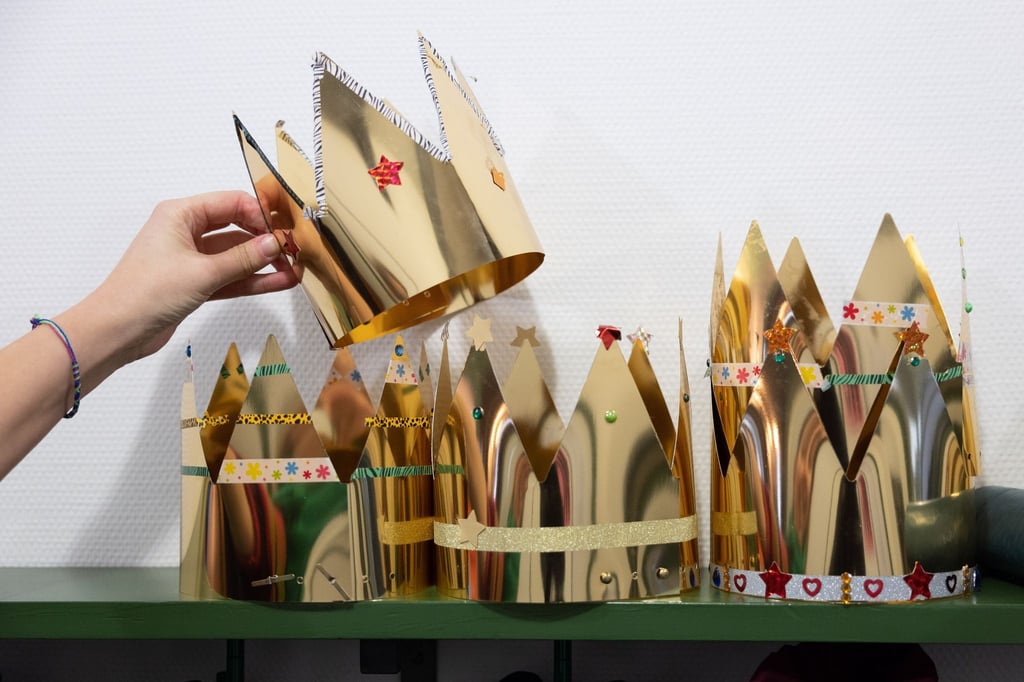 Ob man an einem nicht-bundesweit geltenden Feiertag wie „Heilige Drei Könige“ frei hat und dennoch den gewohnten Lohn erhält, hängt davon ab, in welchem Bundesland der Arbeitsort an diesem Tag liegt.