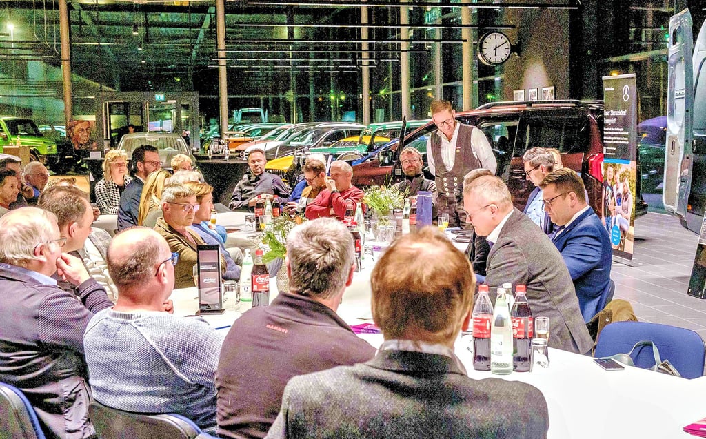 Der Einladung zum Handwerkergespräch ins Autohaus Peter folgten Vertreter der Innungen, aus Verwaltung und Politik.