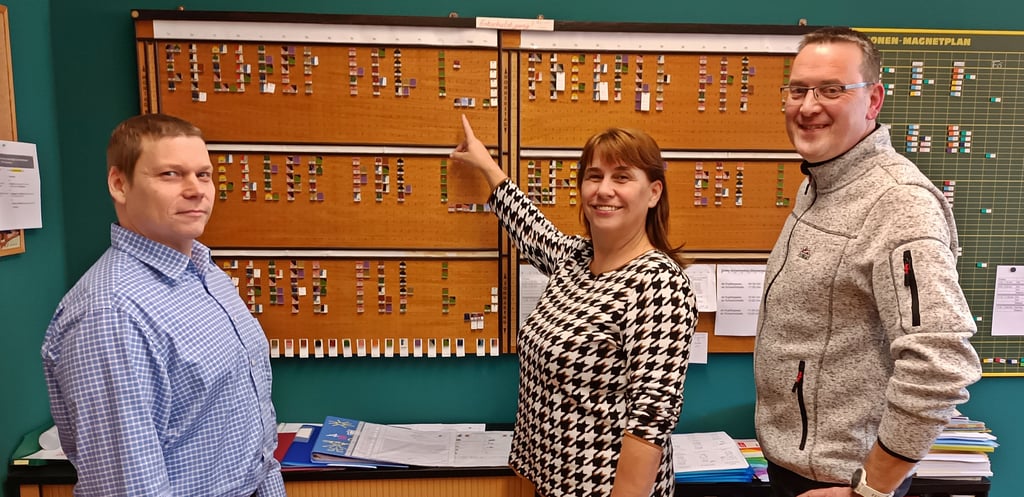 Die wohl größte Herausforderung: Schulleiterin Manuela Aretz erläutert den Elternvertretern Olaf Krause (r.) und Thomas Reek den Stundenplan der Lehrkräfte.