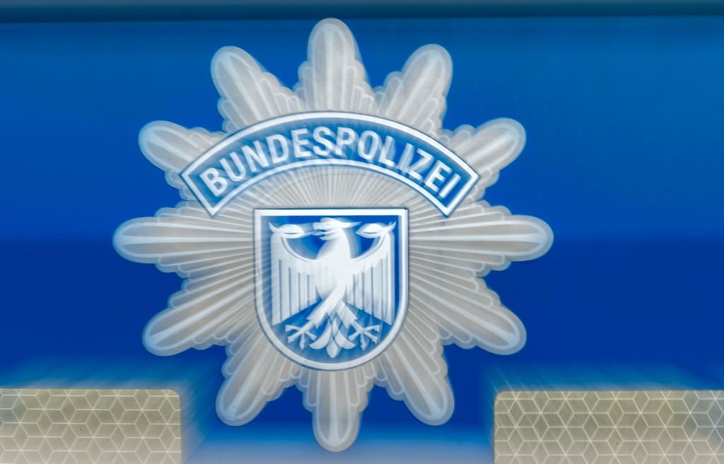 Der Schriftzug Bundespolizei ist auf einem Einsatzwagen zu sehen.