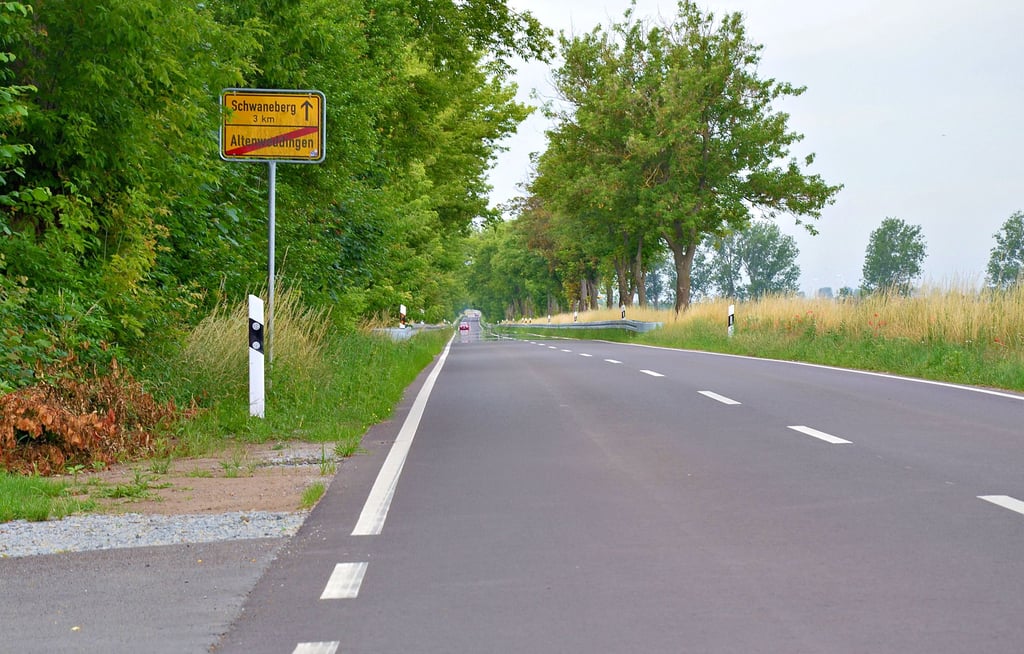 Im Gespräch mit der Volksstimme sagt Altenweddingens Bürgermeister Reinhard Schwarzenau, dass der Bau eines Fuß- und Radweges von Altenweddingen nach Schwaneberg für ihn eine hohe Priorität hat.