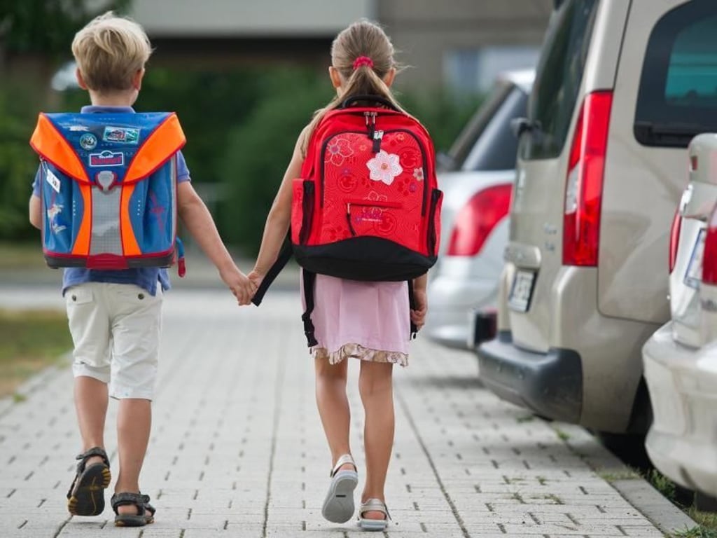 Bald ist Schuleinführung in Sachsen-Anhalt: Eltern sollten den Weg zur Schule mit ihren Kindern frühzeitig trainieren.