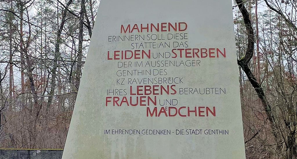 Bei der Wiederherstellung des Mahnmals entschied man sich dafür, die vorhandene Betonstele mit einer Inschrift im Kratzputzverfahren, ein so genanntes Sgraffito, zu versehen.