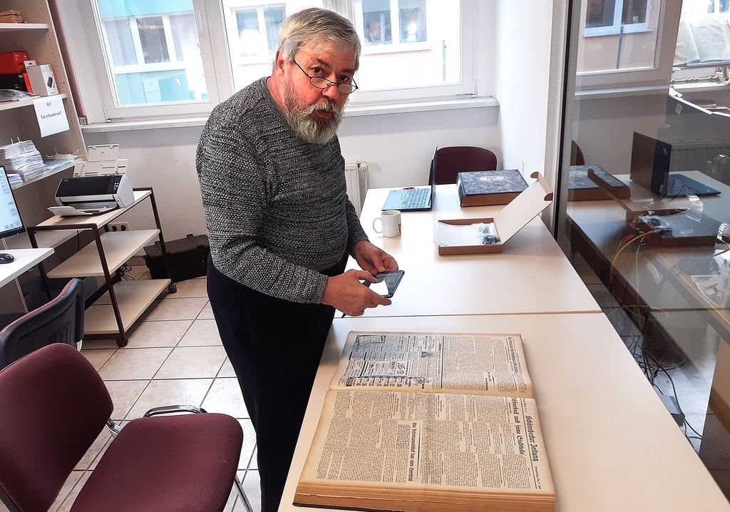 Roland Lose von der Welsleber Geschichts-Arbeitsgruppe bei seinen Recherchen im Schönebecker Stadtarchiv.