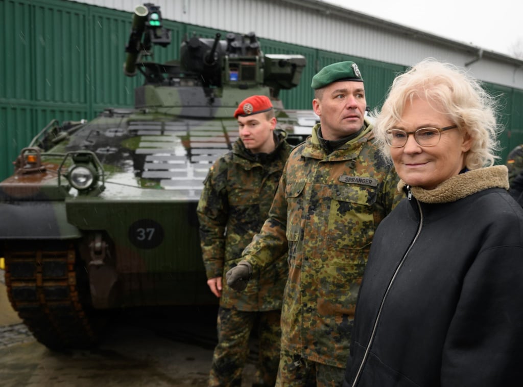 Verteidigungsministerin Christine Lambrecht und Oberstleutnant Thomas Spranger (M) vor einem Schützenpanzer Marder in der Erzgebirgskaserne in Marienberg.