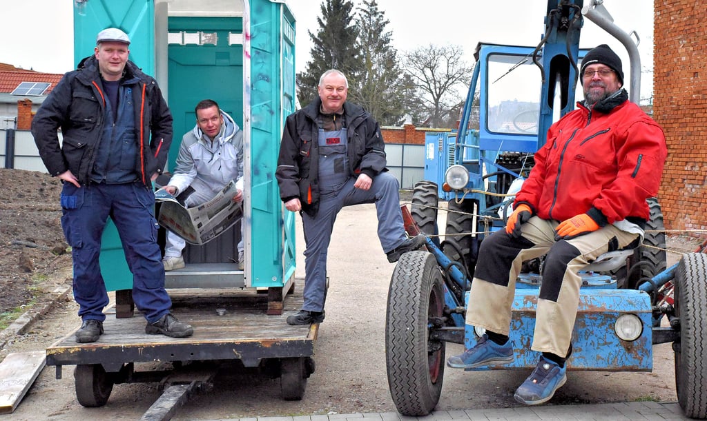 Der Pömmelter Daniel Hardtke (l.) stellt seinen Hof in der Dorfstraße für Glinder Lichtmessaktivitäten zur Verfügung. Im Umzug wird ein hydraulischer Schwenkkran der Marke „T 157 “ zwei Wagen ziehen, die früher mal im Gummiwerk Schönebeck unterwegs waren. Auf einem davon steht dann ein Dixi-Klo.