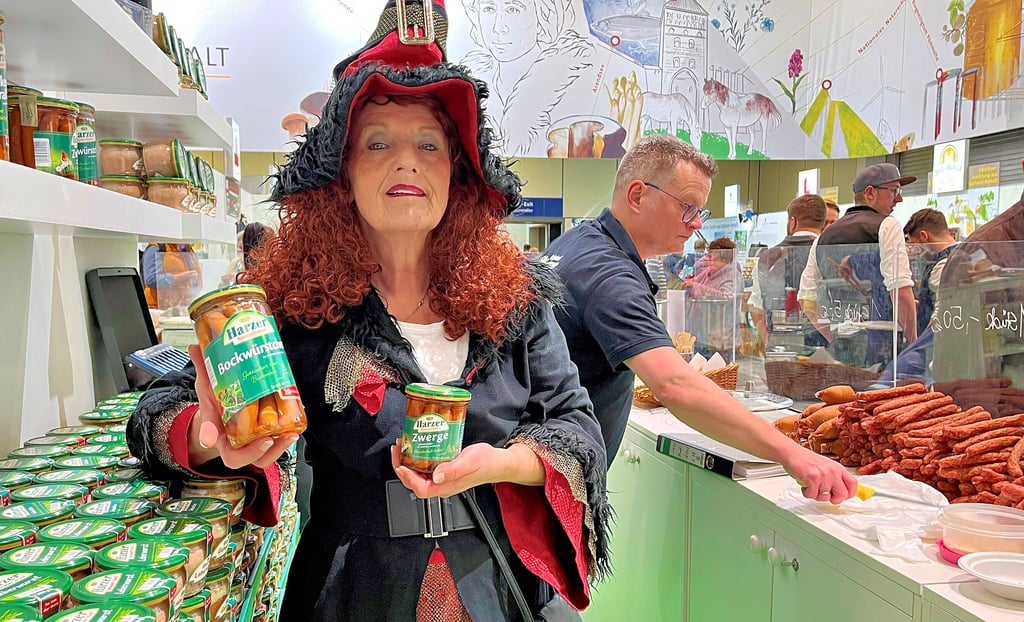 Gerti Braun wirbt als Hexe am Stand der Keunecke Feinkost für die Produkte aus Badeborn.
