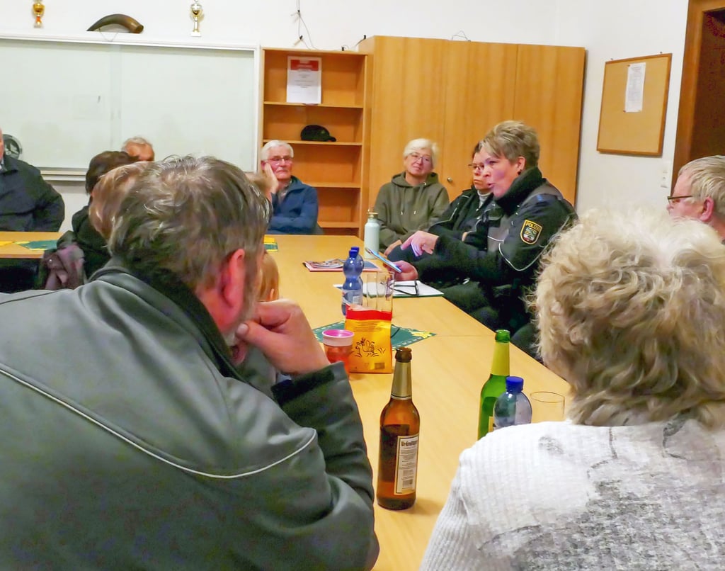 Die Polizeibeamtinnen Heike Kühn und Simone Deseife sprechen mit Einwohnern inm Gemeinschaftsraum in Bethau über Betrugsmaschen, vom Enkeltrick bis Identitätsdiebstahl.