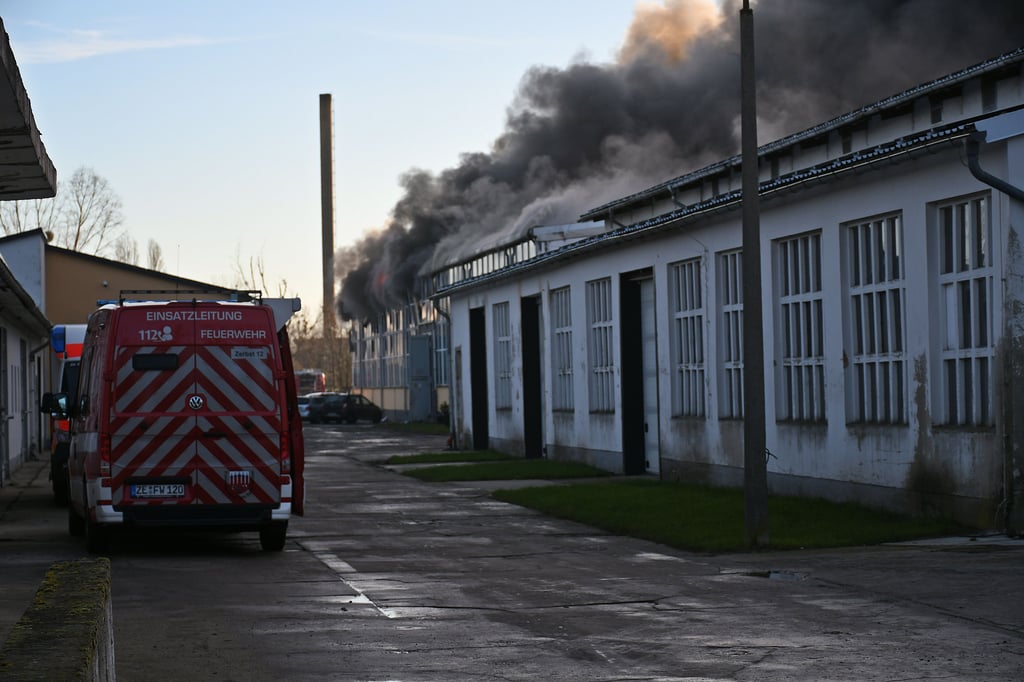 Die brennende Lagerhalle in Zerbst.