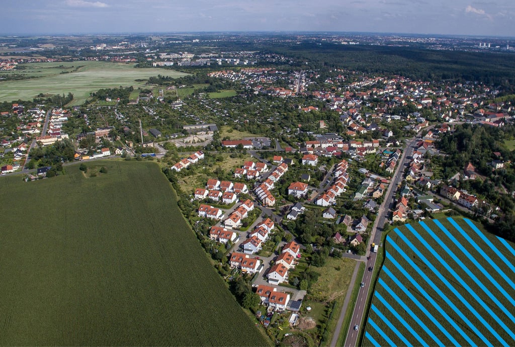 Südlich der Salzmünder Straße (L 159) in Dölau soll auf einem Feld ein Neubaugebiet entstehen (blaue Schraffierung).