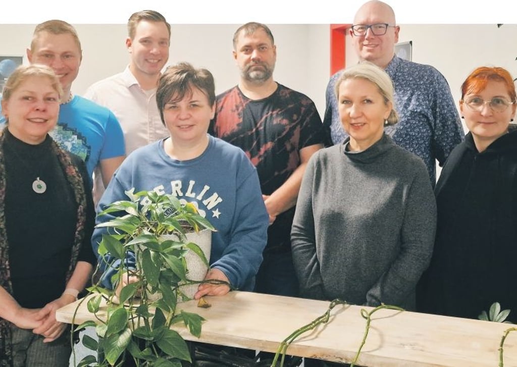 Christiane Schütrumpf (von links), Carsten Aldinger, Marc Blanck, Katrin Brose, Heino Brose, Bogumila Jacksch, Karsten Nienstedt und Annett Nienstedt sind die Gründungsmitglieder der Bürgerenergiegenossenschaft Aller-Ohre.