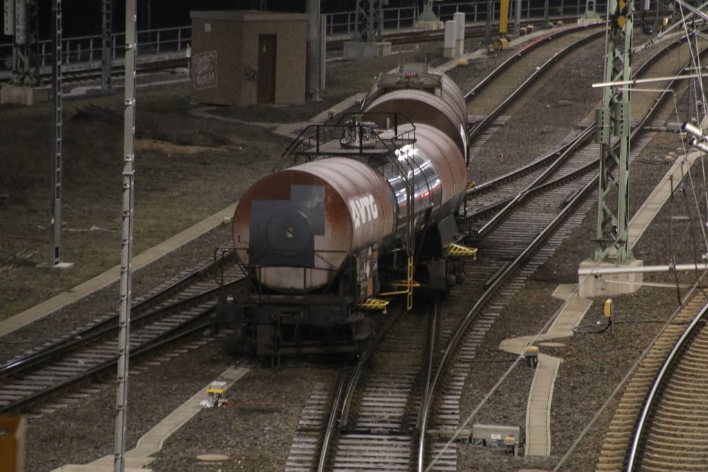 Der Kesselwagen steht im Gleisbett.