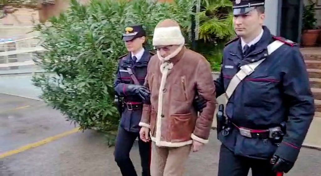 Italienischen Carabinieri führen Matteo Messina Denaro ab.