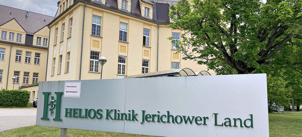 Die Helios-Klinik Jerichower Land ist im westlichen Bereich von Burg an der August-Bebel-Straße zu finden. Sie hat 241 Betten. 