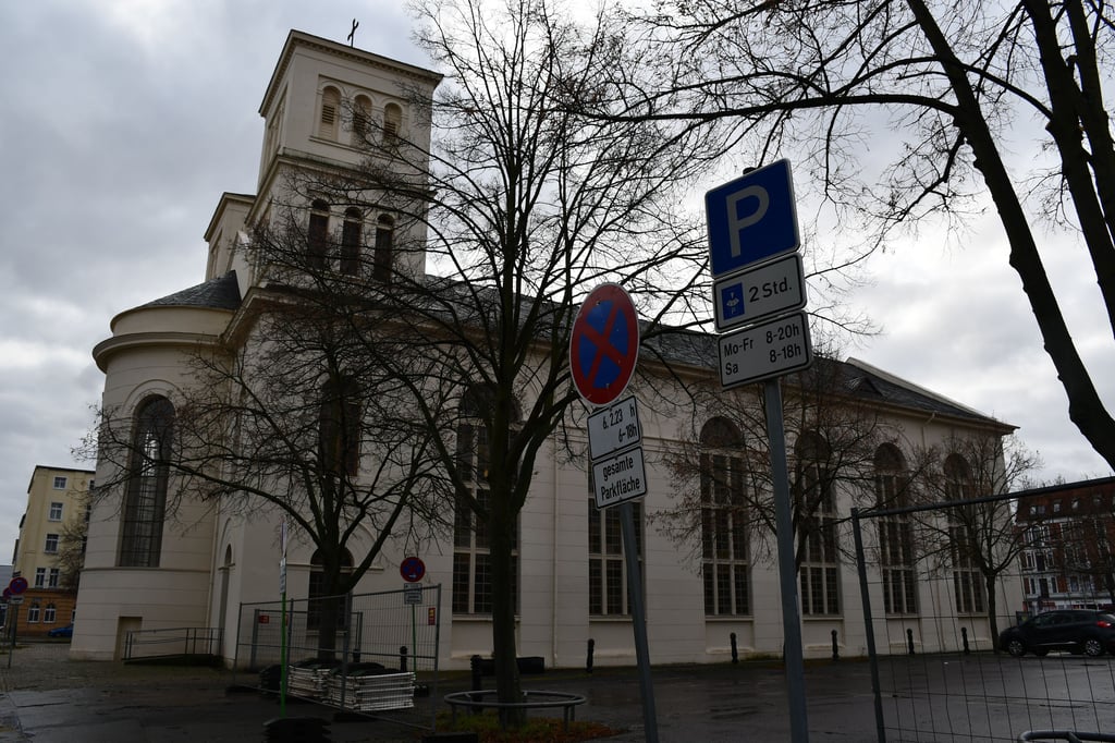 Blick auf die Nicolaikirche in Magdeburg-Neustadt. Der Platz davor sowie die beiden Parkplätze werden umgestaltet.