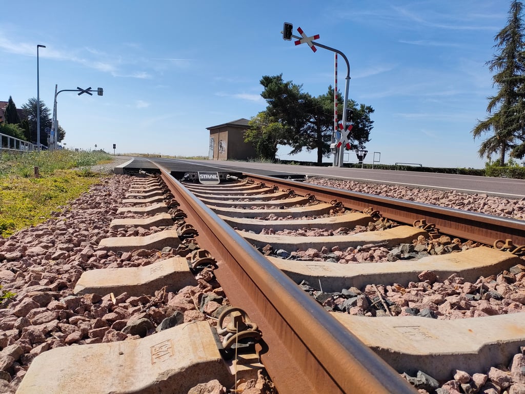 Der Radfahrer war am Bahnübergang gestürzt.