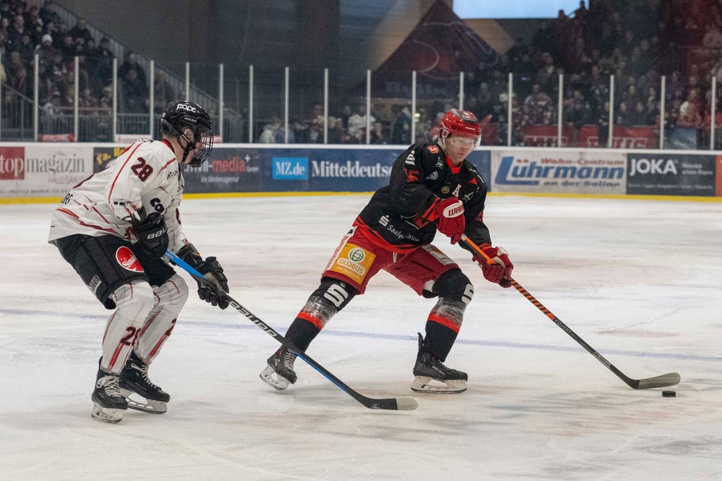 Erik Hoffmann (r.) erzielte gegen Duisburg sein erstes Saisontor für die Saale Bulls.