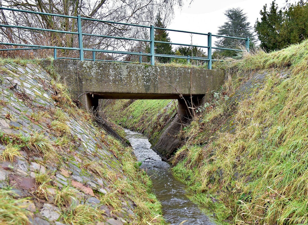 Eine Prüfung hat offenbart, dass die Klinke-Brücke in der Inselstraße in Magdeburg „erhebliche Schäden“ aufweist. Unter anderem habe der Überbau große Risse im Beton. Ob sie, wie von der Stadt vorgeschlagen, abgerissen wird, ist fraglich.